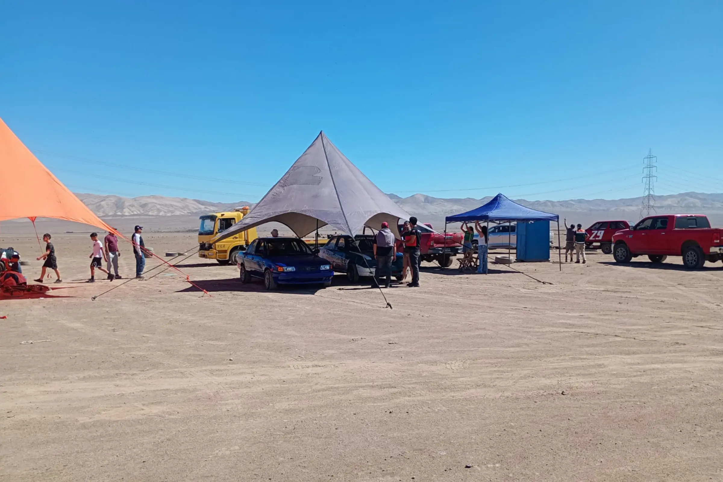 Zona de pits con carpas y equipos de carrera