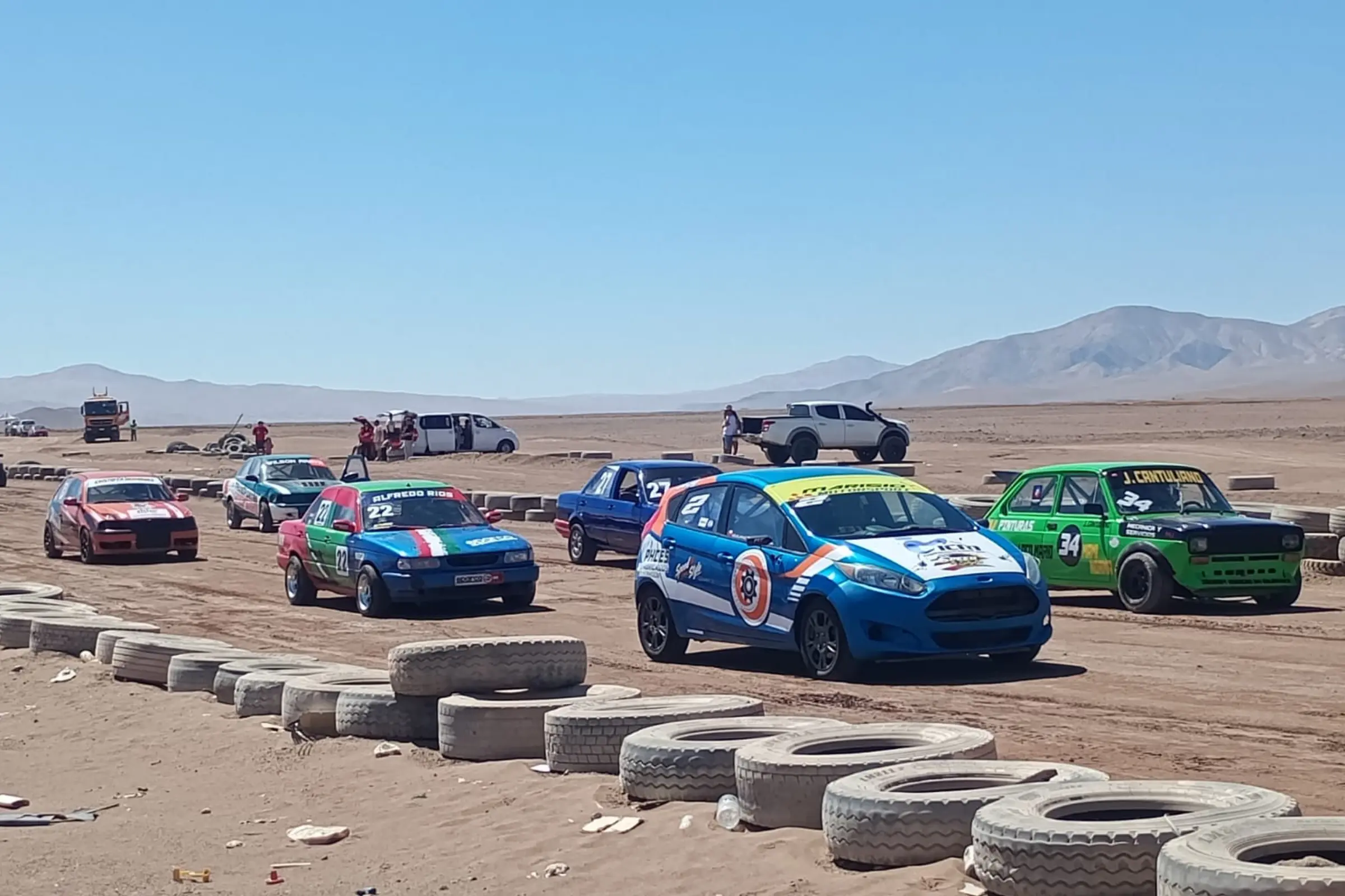 Autos compitiendo en curva del circuito