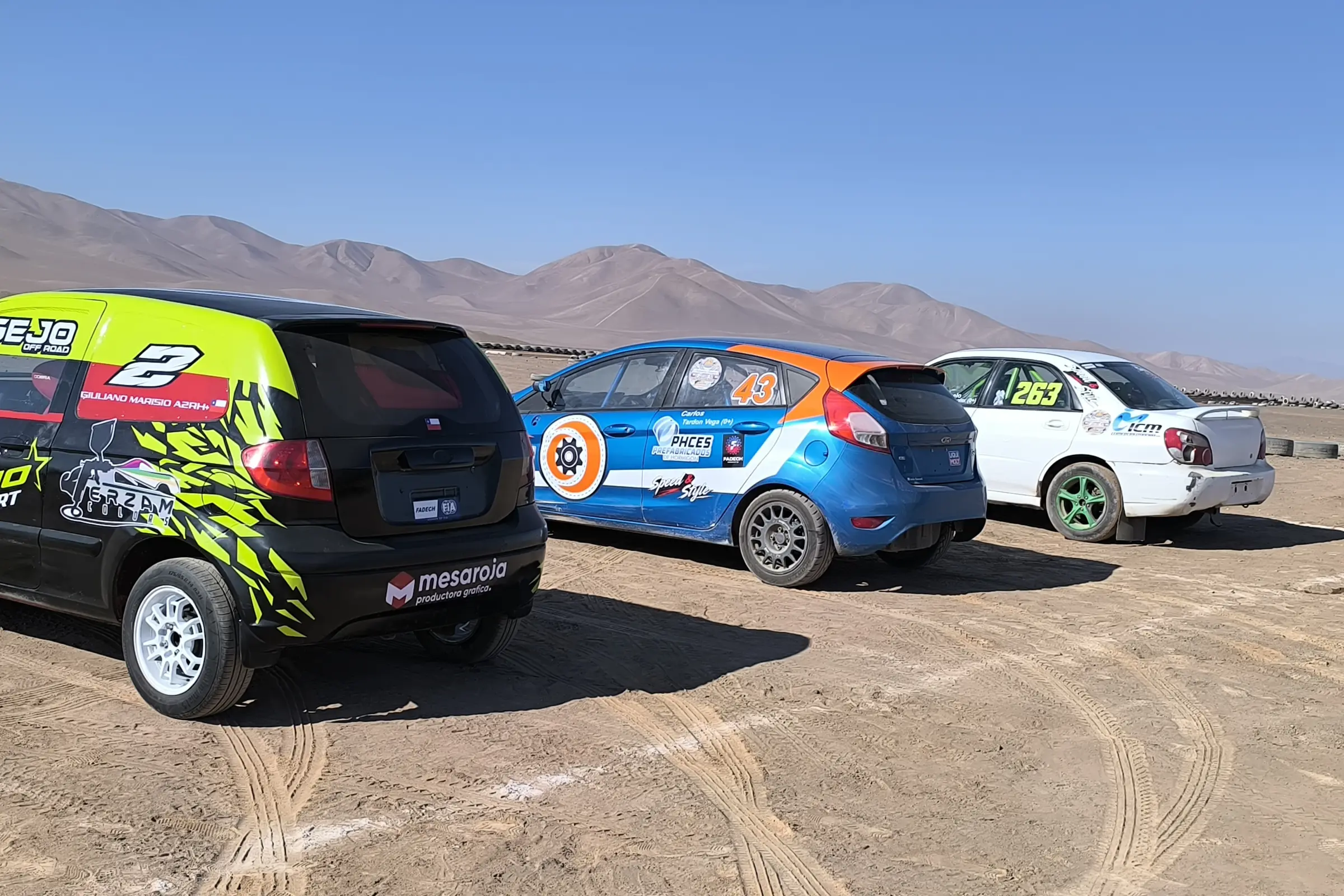 Autos de carrera alineados antes de la partida